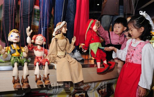 10일 오전 코엑스몰 이벤트홀에서 쁘띠프랑스는 주말을 맞아 코엑스몰을 찾은 어린이들이 이동식 프랑스 정통 손인형 극장 기뇰무대앞에서 중세 유럽의 왕과 왕비, 피노키오, 광대, 귀족 모양을 한 마리오네트(줄인형)과함께 이색 문화 체험을 하고 있다.<br />이상섭 기자 babtong@heraldm.com 2011.07.10
10일 오전 코엑스몰 이벤트홀에서 쁘띠프랑스는 주말을 맞아 코엑스몰을 찾은 어린이들이 이동식 프랑스 정통 손인형 극장 기뇰무대앞에서 중세 유럽의 왕과 왕비, 피노키오, 광대, 귀족 모양을 한 마리오네트(줄인형)과함께 이색 문화 체험을 하고 있다.
이상섭 기자 babtong@heraldm.com 2011.07.10
10일 오전 코엑스몰 이벤트홀에서 쁘띠프랑스는 주말을 맞아 코엑스몰을 찾은 어린이들이 이동식 프랑스 정통 손인형 극장 기뇰무대앞에서 중세 유럽의 왕과 왕비, 피노키오, 광대, 귀족 모양을 한 마리오네트(줄인형)과함께 이색 문화 체험을 하고 있다.
이상섭 기자 babtong@heraldm.com 2011.07.10
10일 오전 코엑스몰 이벤트홀에서 쁘띠프랑스는 주말을 맞아 코엑스몰을 찾은 어린이들이 이동식 프랑스 정통 손인형 극장 기뇰무대 앞에서 중세 유럽의 왕과 왕비, 피노키오, 광대, 귀족 모양을 한 마리오네트(줄인형)과함께 이색 문화 체험을 하고 있다. 이상섭 기자/babtong@