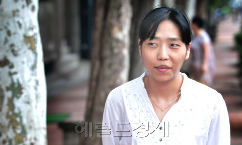 현직의사. 다큐 영화감독 송윤희.<br />정희조 기자/checho@heraldm.com 110708
현직의사. 다큐 영화감독 송윤희.
정희조 기자/checho@heraldm.com 110708