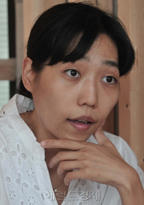 현직의사. 다큐 영화감독 송윤희.<br />정희조 기자/checho@heraldm.com 110708
현직의사. 다큐 영화감독 송윤희.
정희조 기자/checho@heraldm.com 110708