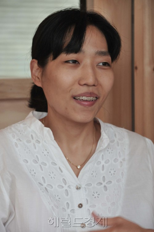 현직의사. 다큐 영화감독 송윤희.<br />정희조 기자/checho@heraldm.com 110708
현직의사. 다큐 영화감독 송윤희.
정희조 기자/checho@heraldm.com 110708