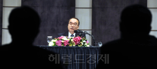박재완 기획재정부장관은 11일 오전 서울 조선호텔에서 열린 한국금융연구원 주최 금융경영인 조찬 간담회에서 2011년 하반기 경제정책 방향과 과제란 주제로 강연을 하고 있다.<br />김명섭 기자 msiron@
박재완 기획재정부장관은 11일 오전 서울 조선호텔에서 열린 한국금융연구원 주최 금융경영인 조찬 간담회에서 2011년 하반기 경제정책 방향과 과제란 주제로 강연을 하고 있다.
김명섭 기자 msiron@
