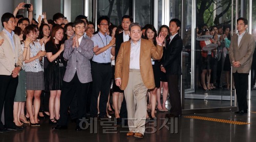 11일 삼성본사 사옥에 이건희 삼성전자회장 겸 IOC위원이 2018 평창동계올림픽 유치 이후 500여명 직원의 환영을 받으며 첫 출근을 하고 있다. <br />이상섭 기자 babtong@heraldm.com 2011.07.11
평창 동계올림픽 유치에 큰 힘을 보탠 이건희 삼성전자 회장이 11일 남아공 더반에서 귀국한 후 삼성 본사에 처음 출근하면서 삼성 직원들의 환영을 받고 밝은 표정으로 손을 흔들고 있다. 이날 삼성전자 등 계열사 직원 700여명이 이 회장을 환영하기 위해 로비에 모이면서 축제 분위기를 연출했다. 엘리베이터 입구 앞에 걸린 ‘쉼없는 열정, 끝없는 도전의 결실-성공적인 올림픽을 위해 우리 모두 함께하겠습니다’라는 현수막이 평창 동계올림픽 성공 개최 지원을 향한 삼성의 의지를 시사했다.  ▶관련기사 13면 　이상섭 기자/babtong@heraldm.com