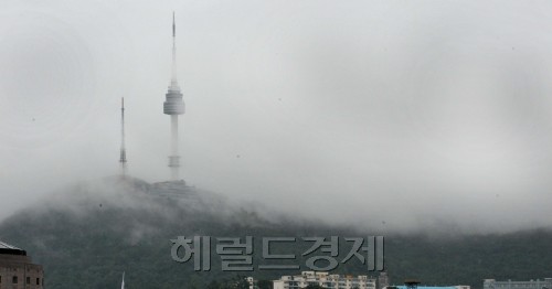 11일 장마전선이 서울 경기지역으로 북상하자 남산전망대로 낮게 드린 구름이 전망탑을 감싸고 있다.<br />정희조 기자/checho@heraldm.com 110711
11일 장마전선이 서울 경기지역으로 북상하자 남산전망대로 낮게 드린 구름이 전망탑을 감싸고 있다.
정희조 기자/checho@heraldm.com 110711
남부 지방에 물폭탄을 퍼부었던 장마전선이 중부 지방으로 북상한 11일 서울 남산전망대까지 낮게 드리운 비구름이 남산을 휘감고 있다.  정희조 기자/checho@heraldm.com
