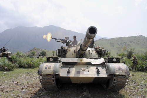 <YONHAP PHOTO-0163> A Pakistani army soldier fires toward a target at a forward base during a military operation against militants in Pakistan's Khurram tribal region, Sunday, July 10, 2011. A military operation in Kurram tribal region has been launched to clear the area of terrorists involved in various terrorist activities, including kidnapping and killing of locals, suicide attacks and blocking the road connecting lower with upper Kurram, Pakistani army spokesman Maj. Gen. Athar Abbas said. (AP Photo/Mohammad Zubair)/2011-07-11 05:41:07/ <저작권자 ⓒ 1980-2011 ㈜연합뉴스. 무단 전재 재배포 금지.>
A Pakistani army soldier fires toward a target at a forward base during a military operation in Pakistan on Sunday.  AP-Yonhap News