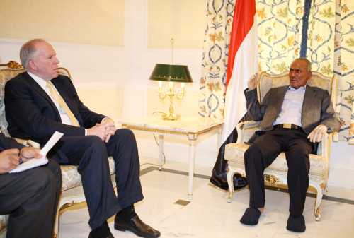 <YONHAP PHOTO-0310> RESTRICTED TO EDITORIAL USE - MANDATORY CREDIT "AFP PHOTO / HO/ YEMENI PRESIDENCY ? - NO MARKETING NO ADVERTISING CAMPAIGNS - DISTRIBUTED AS A SERVICE TO CLIENTS-- In this handout made available by the Yemeni Presidency on July 10, 2011, Yemen's injured President Ali Abdullah Saleh meets with top US counter-terrorism official John Brennan (L) in a hospital in Riyadh, Saudi Arabia, where he is recovering after being badly burned in a bomb attack at his presidential palace in Sanaa last month. AFP PHOTO/HO /2011-07-11 07:18:22/ <저작권자 ⓒ 1980-2011 ㈜연합뉴스. 무단 전재 재배포 금지.>
Yemen’s President Ali Abdullah Saleh (right) meets top U.S. counterterrorism official John Brennan in a hospital in Saudi Arabia on Sunday. AFP-Yonhap News