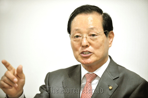 조진형 한나라당 의원.양동출dcyang@heraldm.com/110629/
Rep. Cho Jin-hyeong of the Grand National Party talks in a recent interview with The Korea Herald.
Yang Dong-chul/The Korea Herald
