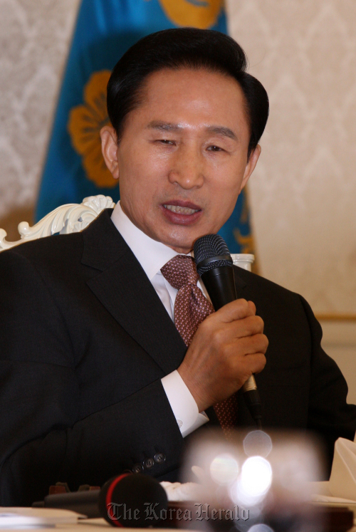 이명박 대통령이 12일 낮 청와대에서 15개 시도지사 초청 오찬간담회를 열었다.이 대통령이 모두발언을 하고 있다.
