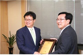 한나라당 정태근(왼쪽) 의원이 중소 MRO 업체 등 300만 소상공인 및 중소기업 보호에 앞장선 공로로 11일 중소기업중앙회로부터 감사패를 받았다.