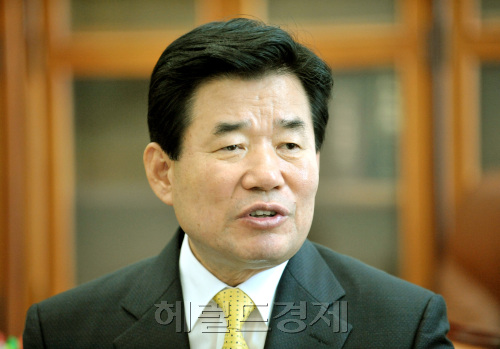 김진표 민주당 의원.양동출dcyang@heraldm.com/110705/
김진표 민주당 의원.양동출dcyang@heraldm.com/110705/
김진표 민주당 의원.양동출dcyang@heraldm.com/110705/
김진표 민주당 원내대표는 헤럴드경제와의 인터뷰에서 “보편적 복지는 시대적 흐름으로 포퓰리즘으로 평가절하하면 안 된다”고 밝혔다. 양동출 기자 dcyang@heraldm.com