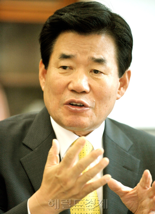 김진표 민주당 의원.양동출dcyang@heraldm.com/110705/
김진표 민주당 의원.양동출dcyang@heraldm.com/110705/
김진표 민주당 의원.양동출dcyang@heraldm.com/110705/