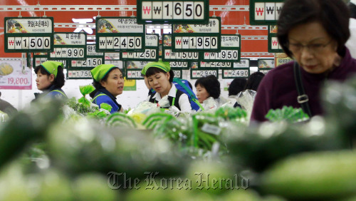 Agricultural products are on sale at a supermaket in Seoul. Yonhap News