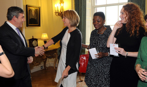<YONHAP PHOTO-0441> FILE - This is a March 8, 2008 file photo of former British Prime Minister Prime Minister Gordon Brown, Elisabeth Murdoch, daughter of media magnate Rupert Murdoch, 2nd left, politician Baroness Amos, 2nd right, and chief executive of News International Rebekah Brooks during a reception for women in business at 10 Downing Street in London. The scandal engulfing Rupert Murdoch's media empire exploded in several directions Monday July 11, 2011, with fresh reports of phone hacking attacks against some of the nation's most powerful figures, including royals and former Prime Minister Gordon Brown. (AP Photo/ Fiona Hanson/PA, File) UNITED KINGDOM OUT NO SALES NO ARCHIVE /2011-07-12 05:32:02/ <저작권자 ⓒ 1980-2011 ㈜연합뉴스. 무단 전재 재배포 금지.>
Former British Prime Minister Gordon Brown (left) shakes hands with daughter of media magnate Rupert Murdoch, Elisabeth Murdoch (second from left), as chief executive of News International Rebekah Brooks (right) watches on March 8, 2008.  AP-Yonhap News