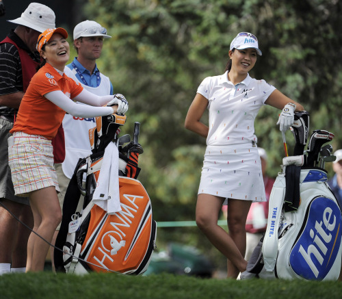 <YONHAP PHOTO-0590> Korean golfers So Yeon Ryu, left, and Hee Kyng Seo share a laugh on the 16th tee during the start of their playoff round for the Women's U.S. Open golf Championship at the Broadmoor Golf Club on Monday, July 11, 2011, in Colorado Springs, Colo. Ryu won the playoff. (AP Photo/Chris Carlson) /2011-07-12 05:43:13/ <저작권자 ⓒ 1980-2011 ㈜연합뉴스. 무단 전재 재배포 금지.>
Ryu So-yeon (left) and Seo Hee-kyung share a laugh on the 16th tee during the start of their playoff round at the U.S. Women’s Open in Colorado Springs, Colorado, Monday. AP-Yonhap News