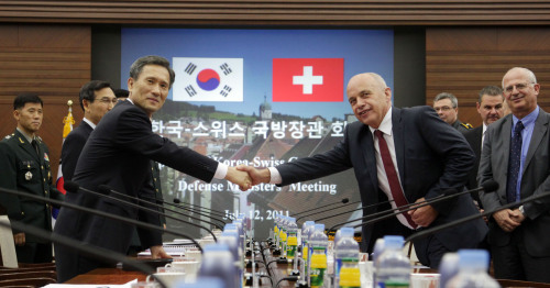 <YONHAP PHOTO-1239> 악수하는 한-스위스 국방장관 (서울=연합뉴스) 최재구 기자 = 김관진 국방부 장관(왼쪽)이 12일 서울 용산 국방부에서 열린 한-스위스 국방장관 회담에서 율리 마우러 스위스 국방장관과 악수하고 있다. 2011.7.12 jjaeck9@yna.co.kr/2011-07-12 11:57:11/ <저작권자 ⓒ 1980-2011 ㈜연합뉴스. 무단 전재 재배포 금지.>
Defense Minister Kim Kwan-jin (left) and his Swiss counterpart Ueli Maurer shake hands prior to their talks at the Ministry of National Defense in Seoul on Tuesday.  Yonhap News