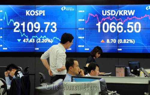 주가 급락 환율 상승 여의도 대우증권 트레이딩센터// 안훈기자 rosedale@ 2011.07.12
Traders at a Daewoo Securities office in Yeouido, central Seoul, on Tuesday.   Ahn Hoon/The Korea Herald
