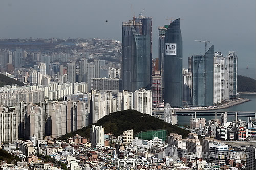 ‘활황과 과열’의 기로에 서 있는 부산ㆍ경남권 부동산 시장에 ‘경고등’이 켜졌다. 사진은 지난 6일 실시한 1순위 청약접수에서 평균 73대 1, 최고 191대 1의 폭발적인 경쟁률을 기록하며 마감된 포스코건설의 부산 수영구 민락동 ‘더샵 센텀포레’ 모델하우스 전경.