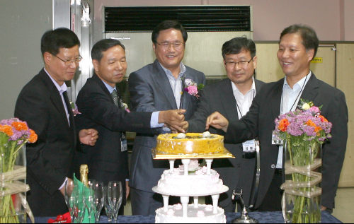 <YONHAP PHOTO-1641> 굴착공사정보지원센터 설립 3주년 기념식 (서울=연합뉴스) 박환규 한국가스안전공사 사장(가운데)이 11일 오후 시흥시 본사에서 전국도시가스 33개사 임직원 및 관계자를 초청한 가운데 가진 굴착공사정보지원센터 설립 3주년 기념행사에서 관계자들과 케이크를 자르고 있다. 2011.7.12 << 한국가스안전공사 >> photo@yna.co.kr/2011-07-12 15:17:48/ <저작권자 ⓒ 1980-2011 ㈜연합뉴스. 무단 전재 재배포 금지.>
<YONHAP PHOTO-1641> 굴착공사정보지원센터 설립 3주년 기념식 (서울=연합뉴스) 박환규 한국가스안전공사 사장(가운데)이 11일 오후 시흥시 본사에서 전국도시가스 33개사 임직원 및 관계자를 초청한 가운데 가진 굴착공사정보지원센터 설립 3주년 기념행사에서 관계자들과 케이크를 자르고 있다. 2011.7.12 << 한국가스안전공사 >> photo@yna.co.kr/2011-07-12 15:17:48/ <저작권자 ⓒ 1980-2011 ㈜연합뉴스. 무단 전재 재배포 금지.>
<YONHAP PHOTO-1641> 굴착공사정보지원센터 설립 3주년 기념식 (서울=연합뉴스) 박환규 한국가스안전공사 사장(가운데)이 11일 오후 시흥시 본사에서 전국도시가스 33개사 임직원 및 관계자를 초청한 가운데 가진 굴착공사정보지원센터 설립 3주년 기념행사에서 관계자들과 케이크를 자르고 있다. 2011.7.12 << 한국가스안전공사 >> photo@yna.co.kr/2011-07-12 15:17:48/ <저작권자 ⓒ 1980-2011 ㈜연합뉴스. 무단 전재 재배포 금지.>