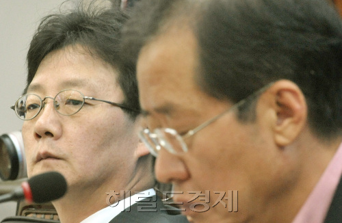 한나라당 사무총장 인선 문제로 갈등을 빚고 있는 홍준표오른쪽) 대표와 유승민 최고위원 대 13일 오전 여의도 당사에서 열린 최고위원-중진연석회의에서 냉랭한 표정을 짓고 있다.양동출dcyang@heraldm.com/110713/
한나라당 사무총장 인선 문제로 갈등을 빚고 있는 홍준표오른쪽) 대표와 유승민 최고위원 대 13일 오전 여의도 당사에서 열린 최고위원-중진연석회의에서 냉랭한 표정을 짓고 있다.양동출dcyang@heraldm.com/110713/
한나라당 사무총장 인선 문제로 갈등을 빚고 있는 홍준표(오른쪽) 대표와 유승민 최고위원이 13일 오전 서울 여의도 당사에서 열린 최고위원-중진연석회의에서 냉랭한 표정을 짓고 있다. 두 사람은 이날 눈길조차 주고받지 않았다.  양동출 기자/dcyang@