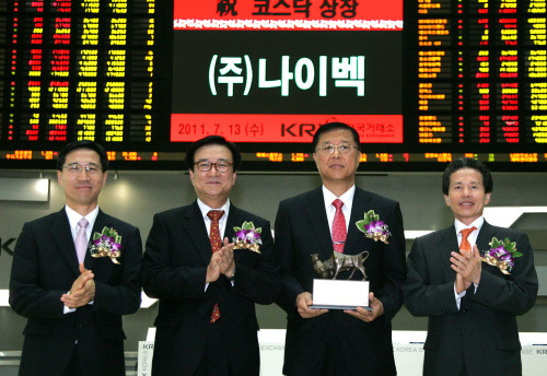 13일 서울 여의도 한국거래소에서 열린 나이벡의 코스닥시장 신규상장기념식에서 주요 참석자들이 기념 촬영을 하고 있다. 상장기념패 전달식 후 왼쪽부터 김원식 코스닥협회 부회장, 진수형 한국거래소 코스닥시장본부장, 정종평 대표이사, 노정남 대신증권 대표이사.<br />　
13일 서울 여의도 한국거래소에서 열린 나이벡의 코스닥시장 신규상장기념식에서 주요 참석자들이 기념 촬영을 하고 있다. 상장기념패 전달식 후 왼쪽부터 김원식 코스닥협회 부회장, 진수형 한국거래소 코스닥시장본부장, 정종평 대표이사, 노정남 대신증권 대표이사.
　
13일 서울 여의도 한국거래소에서 열린 나이벡의 코스닥시장 신규상장기념식에서 주요 참석자들이 기념 촬영을 하고 있다. 상장기념패 전달식 후 왼쪽부터 김원식 코스닥협회 부회장, 진수형 한국거래소 코스닥시장본부장, 정종평 대표이사, 노정남 대신증권 대표이사.
　