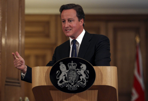 <YONHAP PHOTO-1662> Britain's Prime Minister David Cameron, gestures, during a press conference at 10 Downing Street, London, Friday, July 8, 2011. Prime Minister David Cameron on Friday promised a full investigation into the phone hacking and the police bribery that lead to the collapse of the News of the World tabloid, saying that British politicians had for too long looked the other way at illegal practices. Declaring that self-regulation of the press had failed, Cameron said a new body independent of the government and the news industry was needed to regulate newspapers in place of the Press Complaints Commission. (AP Photo/ Peter Macdiarmid, Pool)/2011-07-08 18:43:24/ <저작권자 ⓒ 1980-2011 ㈜연합뉴스. 무단 전재 재배포 금지.>
Britain’s Prime Minister David Cameron gestures during a press conference London on Friday.  AP-Yonhap News
