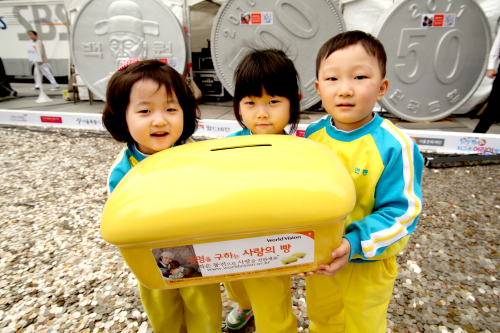 Kids help out with World Vision Korea’s long-running Love Loaf campaign  WVK