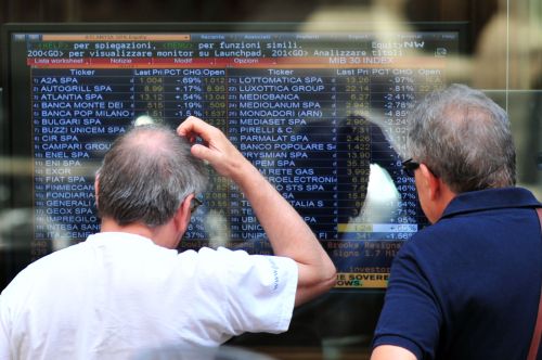 <YONHAP PHOTO-1793> People look at a board outside Milan's stock exchange on July 11, 2011. Italy moved to curb financial speculators the same day as the Milan stock market dropped and Italian bond yields hit record highs on investor worries that Europe's sovereign debt crisis is spreading. AFP PHOTO / GIUSEPPE CACACE /2011-07-11 21:12:53/ <저작권자 ⓒ 1980-2011 ㈜연합뉴스. 무단 전재 재배포 금지.>
A board outside Milan’s stock exchange.  AFP-Yonhap News