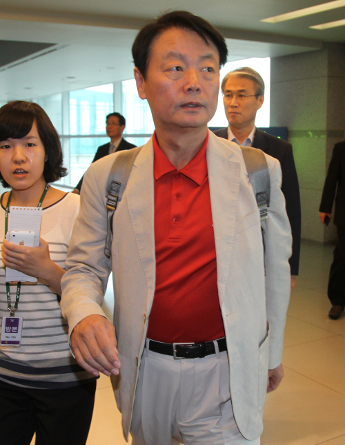 <YONHAP PHOTO-0795> 귀국하는 한선교 의원 (영종도=연합뉴스) 서명곤 기자 = 한나라당 한선교 의원이 13일 오후 국회의장 해외순방 공식 수행 일정을 마치고 인천국제공항을 통해 귀국하며 '도청 논란'과 관련된 취재진의 질문에 답하고 있다. 2011.7.13 seephoto@yna.co.kr/2011-07-13 13:17:54/ <저작권자 ⓒ 1980-2011 ㈜연합뉴스. 무단 전재 재배포 금지.>
Rep. Han Sun-kyo of the ruling Grand National Party arrives at Incheon International Airport, Wednesday, after his trip to Europe.
Yonhap News