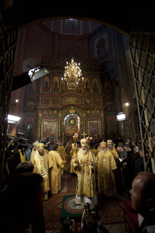 <YONHAP PHOTO-2206> Orthodox Church Patriarch Kirill, center, conducts a religious service at St. Basil's Cathedral outside the Kremlin on the Red Square in Moscow, Russia, Tuesday, July 12, 2011. The cathedral is turning 450 years on Tuesday, and parts of its interior will open after a decade-long restoration. (AP Photo/Alexander Zemlianichenko)/2011-07-12 19:03:21/ <저작권자 ⓒ 1980-2011 ㈜연합뉴스. 무단 전재 재배포 금지.>
Orthodox Church Patriarch Kirill (center) conducts a religious service at St. Basil’s Cathedral outside the Kremlin in Moscow, Tuesday.  AP-Yonhap News