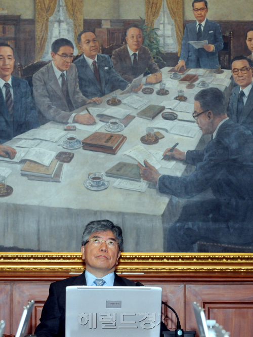 14일 오전 서울 남대문로 한국은행에서 김중수 총재 주재로 금융통화위원회가 열리는 가운데 김중수 총재가 회의도중 천장을 보며 생각에 잠겨 있다./ 안훈기자 rosedale@ 2011.07.14
14일 오전 서울 남대문로 한국은행에서 김중수 총재 주재로 금융통화위원회가 열리는 가운데 김중수 총재가 회의도중 천장을 보며 생각에 잠겨 있다./ 안훈기자 rosedale@ 2011.07.14
김중수 한국은행 총재는 14일 금융통화위원회를 열고 이달 기준금리를 현행 3.25%로 동결했다.  개회에 앞서 생각에 잠긴 김 총재의 모습이 마치 그림속의 전임 금통위원들에게 의견을 구하는 것처럼 보인다.   안훈 기자/rosedale@heraldm.com