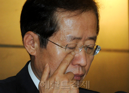홍준표 한나라당 대표 초청 관훈토론회가 열린 서울 프레스센터에서 14일 오전 홍준표 대표가 생각에 잠겨 있다. 박현구 기자phko@heraldm.com 2011.07.14