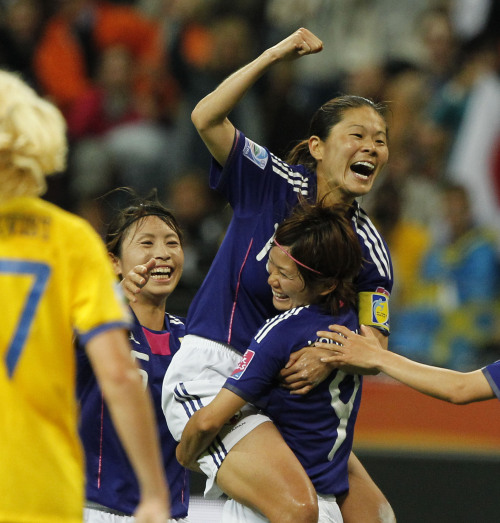 <YONHAP PHOTO-0492> (110714) -- FRANKFURT, July 14, 2011 (Xinhua) -- Homare Sawa (above) of Japan celebrates for her goal with her teammates during the semifinal against Sweden at the 2011 FIFA Women's World Cup in Frankfurt, Germany, July 13, 2011. (Xinhua/Ding Xu)/2011-07-14 05:44:48/ <저작권자 ⓒ 1980-2011 ㈜연합뉴스. 무단 전재 재배포 금지.>
Homare Sawa (top) of Japan celebrates her goal against Sweden.
Xinhua-Yonhap News