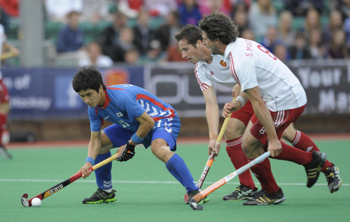 <YONHAP PHOTO-0528> England's Simon Mantell and Iain Lewers challenge with South Korea's Seung Hoon Lee (left) during the London Cup hockey match at Quintin Hogg Memorial Sports Ground, Chiswick, London, Wednesday July 13, 2011. (AP Photo / Ady Kerry/PA) UNITED KINGDOM OUT NO SALES NO ARCHIVE /2011-07-14 05:48:16/ <저작권자 ⓒ 1980-2011 ㈜연합뉴스. 무단 전재 재배포 금지.>
Korea’s Lee Seung-hoon (left) is challenged by England defenders.  AP-Yonhap News