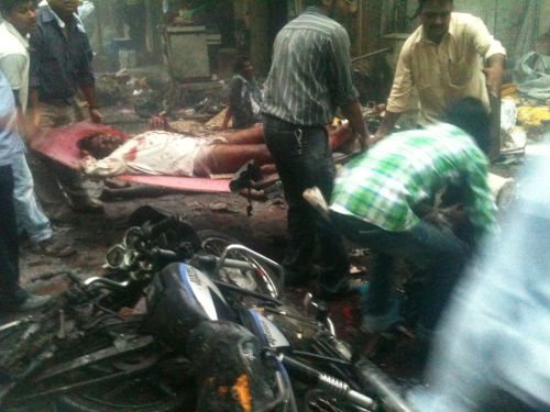 <YONHAP PHOTO-0457> This picture posted on Twitter shows a victim of a bomb blast being carried off the street at Zaveri bazar in Mumbai on July 13, 2011. Three simultaneous blasts killed at least 20 people in Mumbai on July 13 in the deadliest attack on India's commercial capital since the traumatic 2008 assault by Islamist militants. The Home Ministry said at least 20 people had been killed and 113 injured, many of them seriously. AFP PHOTO/ Pravin Jain /2011-07-14 03:30:29/ <저작권자 ⓒ 1980-2011 ㈜연합뉴스. 무단 전재 재배포 금지.>
A victim of a bomb blast is carried off the street at Mumbai on Wednesday.  AFP-Yonhap News
A victim of a bomb blast is carried off the street at Mumbai on Wednesday.  AFP-Yonhap News