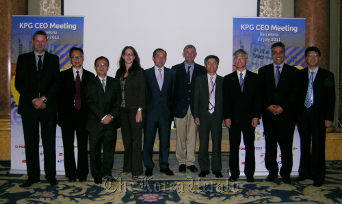 President of Korea Post Kim Myong-ryong (fourth from right) poses with representatives of postal services that are members of the Kahala Group in Barcelona on Wednesday.  Korea Post
