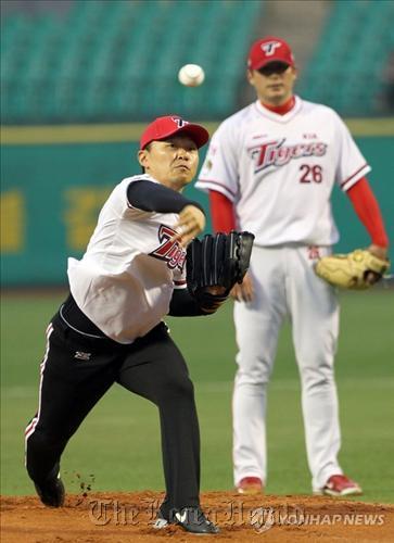 Actor Yang Dong-geun throws out the first pitch at a local baseball game. Yonhap News