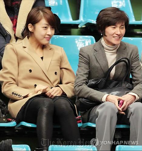 Actress Ha Ji-won (left) watches a local table tennis tournament with former national player Hyun Jung-hwa. Ha has been cast in the role of Hyun for the film “Korea,” about the unified South Korea-North Korea table tennis team at the 1991 world championships. The film is set to open later this summer. Yonhap News