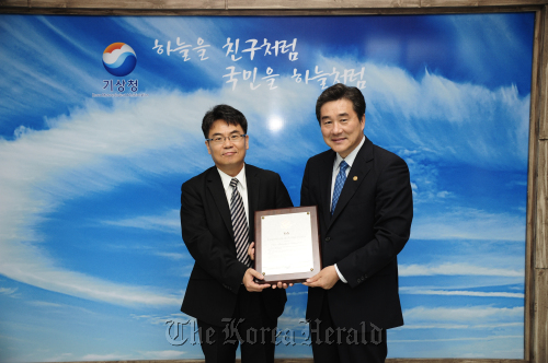 Chief of Voice of America’s Korean service Lee Dong-hyuk (left) presents Administrator of the Korea Meteorological Administration Cho Seok-joon with a certificate of appreciation in Seoul on Tuesday. KMA
