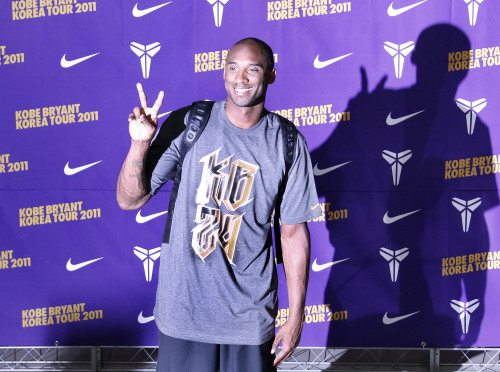 <YONHAP PHOTO-1201> NBA 스타 코비 브라이언트 (서울=연합뉴스) 이상학 기자 = 미국프로농구(NBA)의 스타플레이어 코비 브라이언트(LA 레이커스)가 한국팬들을 만나기 위해 14일 오후 김포공항을 통해 입국, 취재진에게 포즈를 취하고 있다. 2011.7.14 leesh@yna.co.kr/2011-07-14 12:59:00/ <저작권자 ⓒ 1980-2011 ㈜연합뉴스. 무단 전재 재배포 금지.>
NBA basketball star Kobe Bryant poses for a photo on his arrival at Gimpo Airport as a part of his Asian tour on Thursday.  Yonhap News