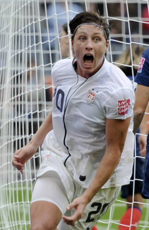 <YONHAP PHOTO-0432> United States' Abby Wambach celebrates scoring her side's 2nd goal during the semifinal match between France and the United States at the Women?s Soccer World Cup in Moenchengladbach, Germany, Wednesday, July 13, 2011. (AP Photo/Martin Meissner)/2011-07-14 03:02:22/ <저작권자 ⓒ 1980-2011 ㈜연합뉴스. 무단 전재 재배포 금지.>
Abby Wambach of the U.S. celebrates her goal against France.
AP-Yonhap News