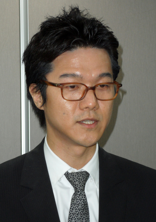 <YONHAP PHOTO-1988> 아이폰 위치정보수집 집단소송 나선 김형석 변호사 (창원=연합뉴스) 이정훈 기자 = 애플코리아로부터 아이폰의 위치정보 수집에 따른 위자료 100만원을 받아낸 김형석(36) 변호사가 14일 경남 창원시 법무법인 미래로 사무실에서 "아이폰 사용자들을 대상으로 소송 참가자를 모아 이달말 서울이나 창원지역 법원을 통해 1명당 100만원씩 위자료 청구소송을 내겠다"고 밝히고 있다. 2011.7.14 <<지방기사 참고>> seaman@yna.co.kr/2011-07-14 17:19:27/ <저작권자 ⓒ 1980-2011 ㈜연합뉴스. 무단 전재 재배포 금지.>
Kim Hyeong-seok