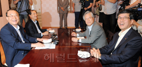 최시중 방통위원장과 통신 3사 CEO들이 14일 오후 서울 사직동의 한 식당에서 회동하고 있다.왼쪽부터 최시중 방송통신위원장, LG유플러스 이상철 부회장, KT 이석채 회장,SK텔레콤 하성민 총괄사장./ 안훈기자 rosedale@ 2011.07.14
최시중 방송통신위원장과 이동통신 3사 CEO들은 14일 저녁 만찬을 겸한 간담회를 갖고 통신시장의 발전방향과 현안과제 등에 대한 논의를 진행했다. 왼쪽부터 최시중 방송통신위원장, 이상철 LGU+ 부회장, 이석채 KT 회장, 하성민 SK텔레콤 사장.