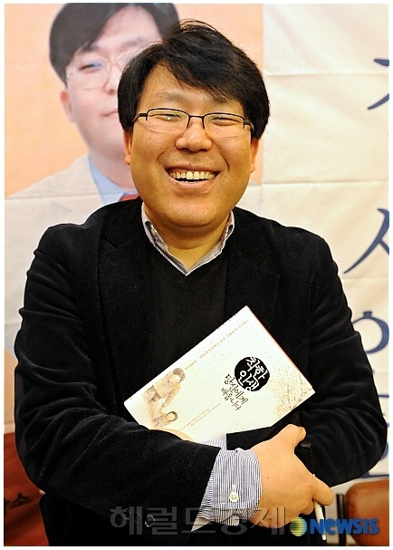 박경철 의사, 안동신세계연합클리닉 (원장), 대한의사협회 (대변인) / 박경철+이미지사진 / 엠11:00) 경찰청, 시골의사 박경철 등 100명 ‘고객평가단’위촉식
