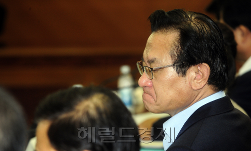 이명박 대통령이 권재진 민정수석의 법무부장관 임명을 강행하려는 가운데 15일 오전 이귀남 법무부장관이 서울 세종로 정부중앙청사에서 열린 제87차 국가정책조정회의에 참석해 심각한 표정으로 회의에 임하고 있다. 박해묵 기자/mook@heraldm.com
이명박 대통령이 권재진 민정수석의 법무부장관 임명을 강행하려는 가운데 15일 오전 이귀남 법무부장관이 서울 세종로 정부중앙청사에서 열린 제87차 국가정책조정회의에 참석해 심각한 표정으로 회의에 임하고 있다. 박해묵 기자/mook@heraldm.com
