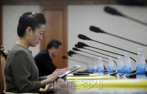 15일 오전 세종로 정부중앙청사에서 제87차 국가정책회의가 열린 가운데 유영숙 환경부장관이 회의 시작 전 테블릿PC로 회의내용을 검토하고 있다. 박해묵 기자/mook@heraldm.com
15일 오전 세종로 정부중앙청사에서 제87차 국가정책회의가 열린 가운데 유영숙 환경부장관이 회의 시작 전 테블릿PC로 회의내용을 검토하고 있다. 박해묵 기자/mook@heraldm.com