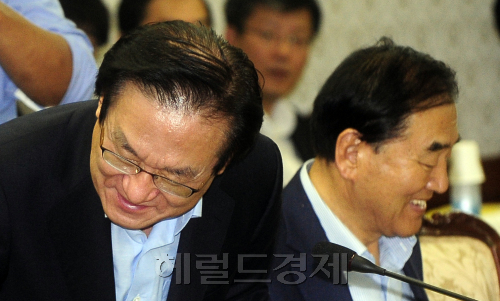 이명박 대통령이 권재진 민정수석의 법무부장관 임명을 강행하려는 가운데 15일 오전 이귀남 법무부장관이 서울 세종로 정부중앙청사에서 열린 제87차 국가정책조정회의에 참석해 참석자들과 인사를 나누고 있다. 박해묵 기자/mook@heraldm.com
이명박 대통령이 권재진 민정수석의 법무부장관 임명을 강행하려는 가운데 15일 오전 이귀남 법무부장관이 서울 세종로 정부중앙청사에서 열린 제87차 국가정책조정회의에 참석해 참석자들과 인사를 나누고 있다. 박해묵 기자/mook@heraldm.com