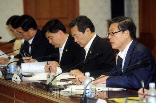15일 오전 김황식 국무총리가  서울 세종로 정부중앙청사에서 열린 제87차 국가정책조정회의에 참석해 회의를 주재하고 있다. 박해묵 기자/mook@heraldm.com
15일 오전 김황식 국무총리가  서울 세종로 정부중앙청사에서 열린 제87차 국가정책조정회의에 참석해 회의를 주재하고 있다. 박해묵 기자/mook@heraldm.com