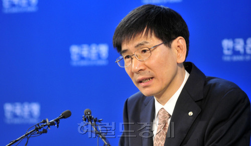이상우 한국은행 조사국장이 15일 오전 한국은행 브리핑룸에서 2011년 하반기 경제전망 설명회를 갖고 있다.<br />김명섭 기자 msiron@
이상우 한국은행 조사국장이 15일 오전 한국은행 브리핑룸에서 2011년 하반기 경제전망 설명회를 갖고 있다.
김명섭 기자 msiron@
한국은행은 성장은 주춤하고 물가는 오르는 방향으로 올해 경제전망을 수정했다. 이상우 한국은행 조사국장이 15일 이 같은 내용의 2011년 하반기 경제전망 설명회를 갖고 있다. 김명섭 기자/msiron@
