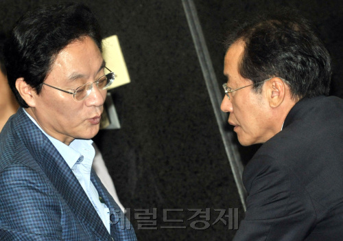 법무장관 인선안에 대한 찬반 토론을 위해 15일 오전 국회에서 열린 한나라당 긴급의원총회에서 홍준표(오른쪽) 대표와  정두언  의원이 의견을 나누고 있다.양동출dcyang@heraldm.com/110715/
법무장관 인선안에 대한 찬반 토론을 위해 15일 오전 국회에서 열린 한나라당 긴급의원총회에서 홍준표(오른쪽) 대표와  정두언  의원이 의견을 나누고 있다.양동출dcyang@heraldm.com/110715/
한나라당은 15일 오전 국회에서 의원총회를 열어 권재진 청와대 민정수석의 법무장관 기용을 놓고 찬반 격론을 벌였다. 홍준표(오른쪽) 대표가 의총장에서 정두언 의원과 이야기하고 있다. 양동출 기자/dcyang@heraldm.com