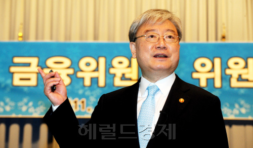 김석동 금융위원장이 15일 오전 서울 중구 남대문로 대한상공회의소 국제회의장에서 열린 조찬간담회에서 강연을 하고 있다. 박현구 기자phko@herald.com 2011.07.15