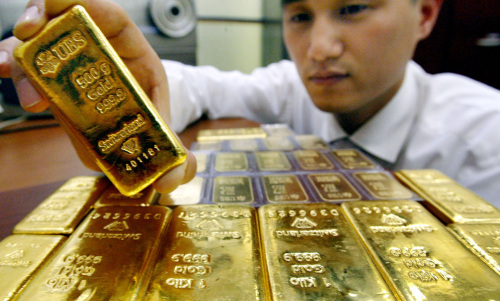 금값 폭등_신한은행 본점/안훈기자 rosedale@
An employee at Shinhan Bank shows gold bullion bars.
Ahn Hoon/The Korea Herald